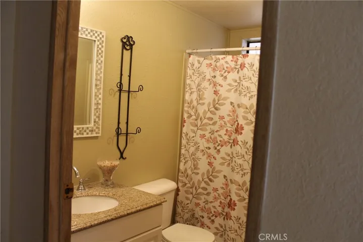 Tub/shower combo in hall bathroom