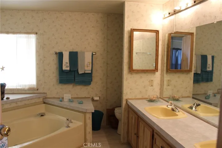 Dual sinks in primary bathrrom