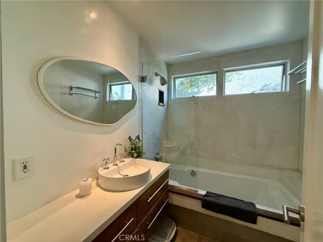 2302 Oakwood Avenue, Venice, California 90291