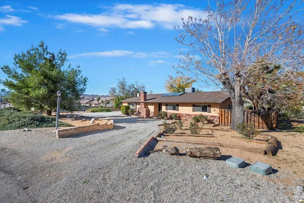 58748 Natoma Trail, Yucca Valley, California 92284 home-pic-4
