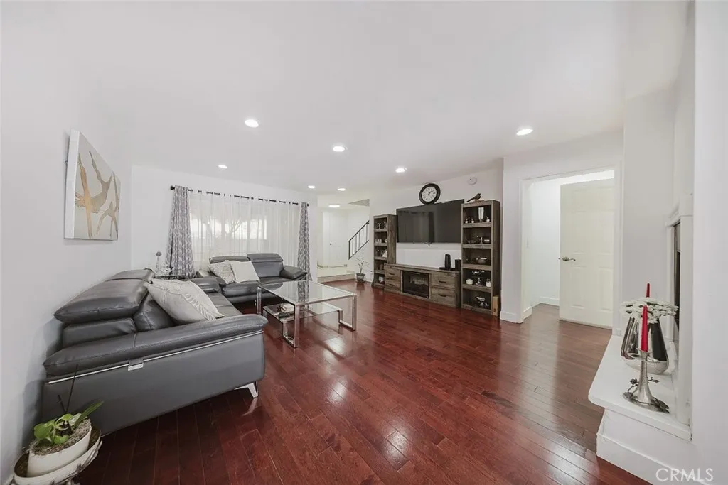 9775 Via Roma, Burbank, California 91504 home-pic-4