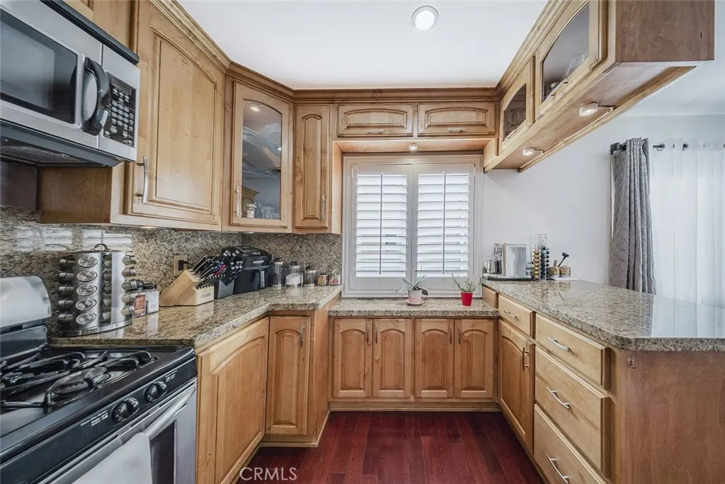 9775 Via Roma, Burbank, California 91504 home-pic-11