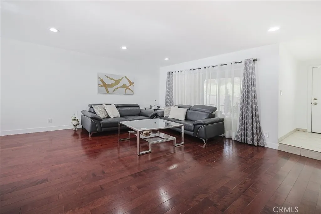 9775 Via Roma, Burbank, California 91504 home-pic-14