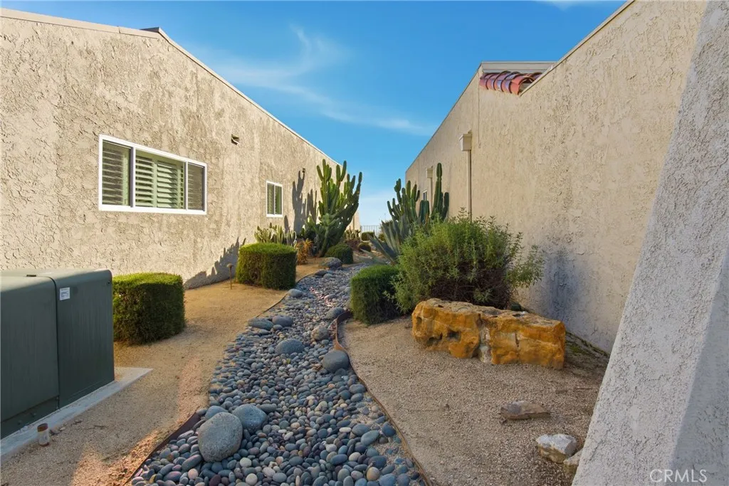 880 W Highpoint, Claremont, California 91711 home-pic-1