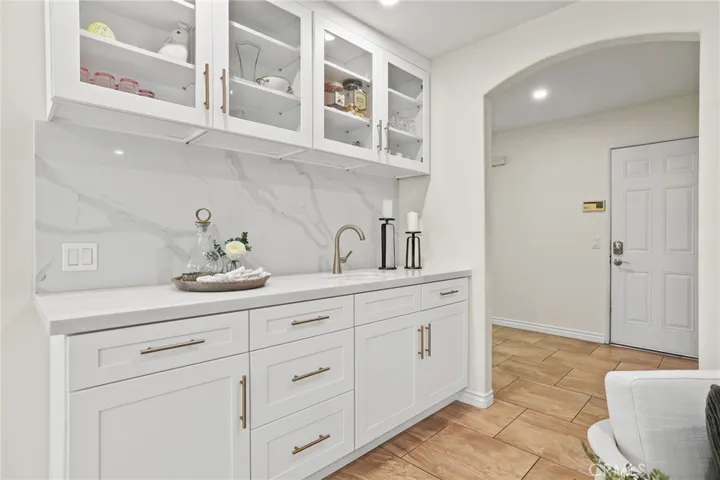 Beautiful wet bar w/ storage!