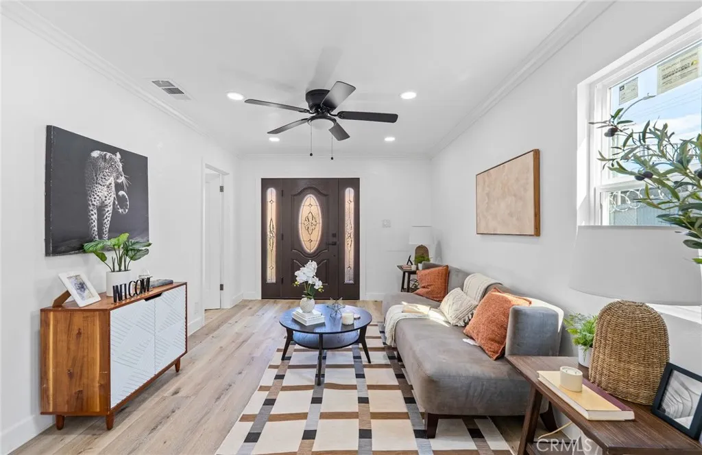 426 W 63rd, Los Angeles, California 90003 home-pic-2