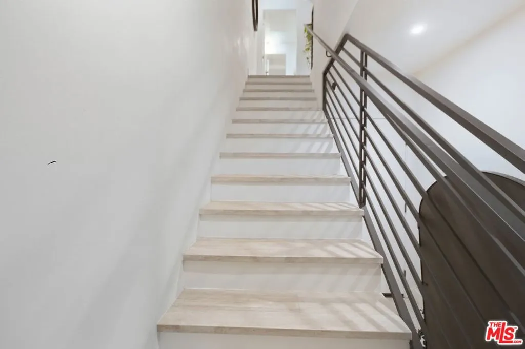 6707 N Sepulveda Boulevard, Van Nuys, California 91411 home-pic-4