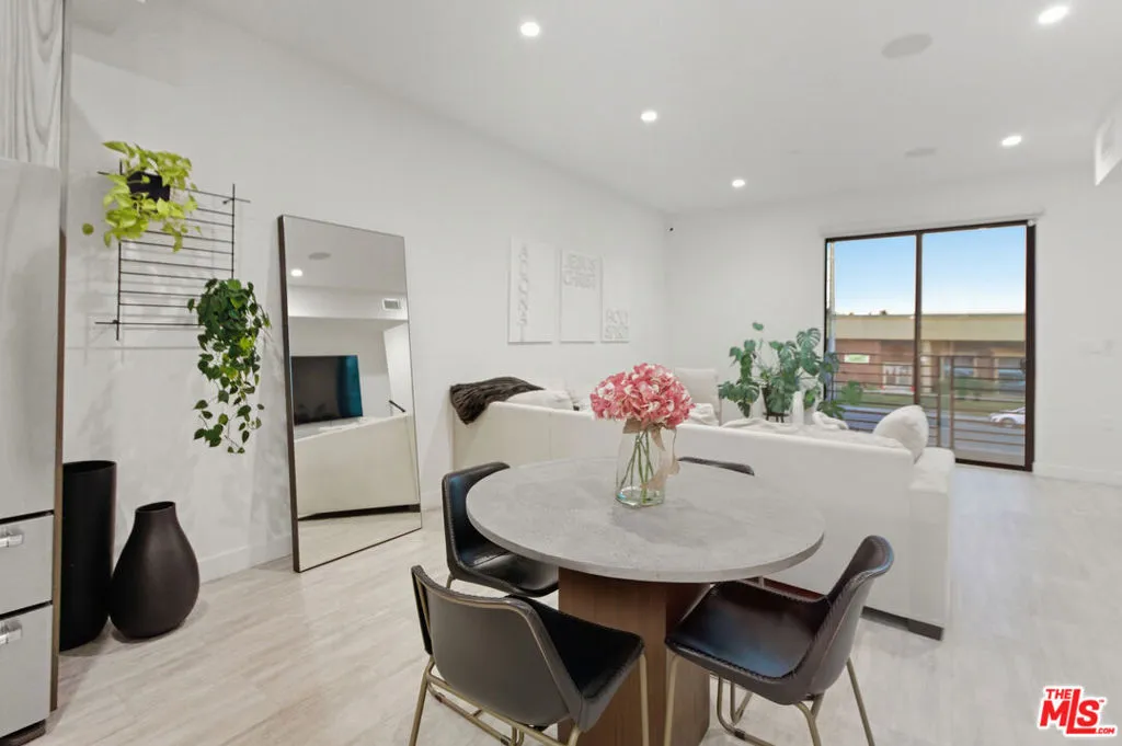 6707 N Sepulveda Boulevard, Van Nuys, California 91411 home-pic-7