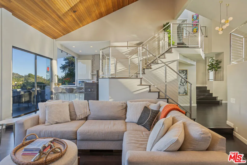 5682 Spreading Oak Drive, Los Angeles, California 90068 home-pic-16