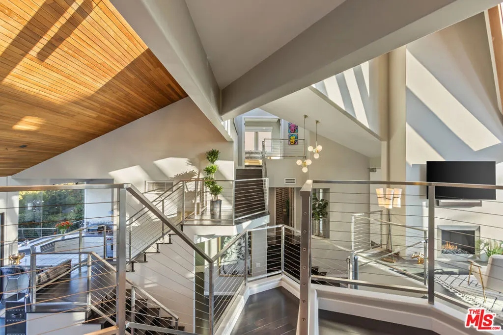 5682 Spreading Oak Drive, Los Angeles, California 90068 home-pic-11