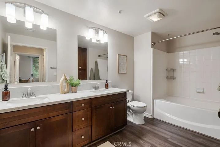 Dual sinks in bathroom