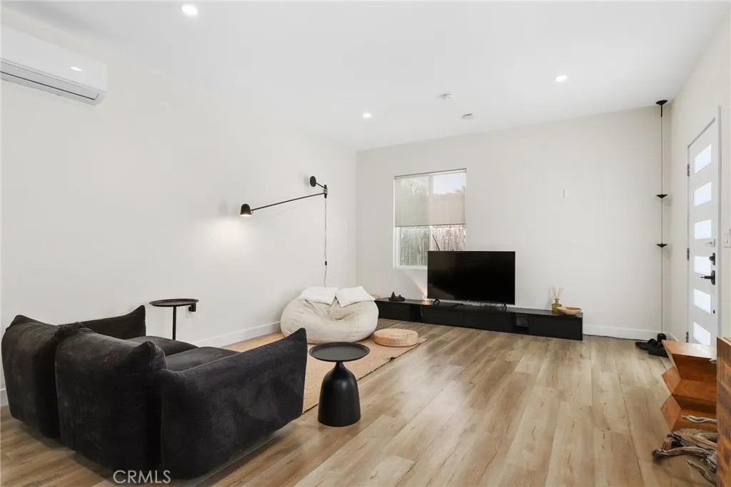 2129 N Pepper Street, Burbank, California 91505 home-pic-24