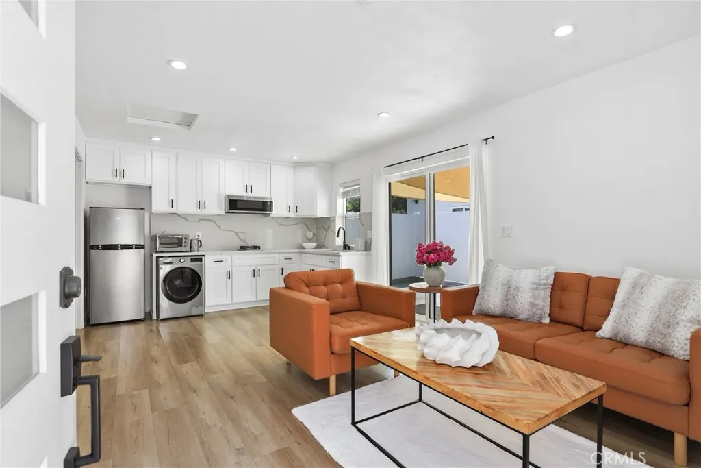 2129 N Pepper Street, Burbank, California 91505 home-pic-1