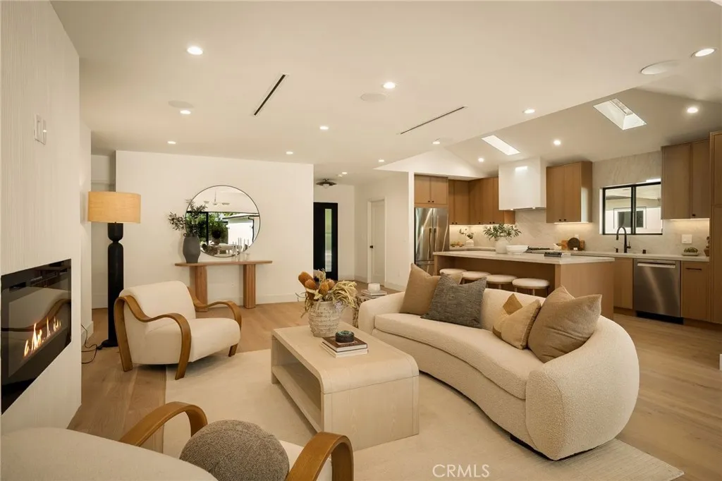 5444 Morella Ave, Valley Village, California 91607 home-pic-3