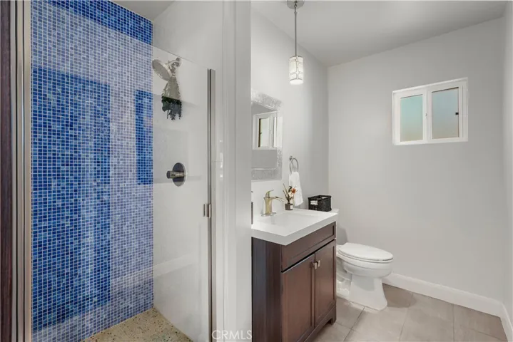 Private guest bath with shower