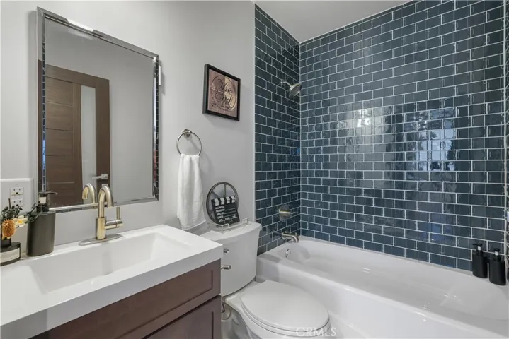 Full bath suite to Bedroom #6