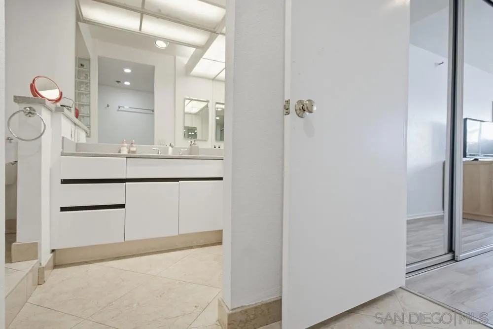 1820 Avenida Del Mundo 108, Coronado, California 92118 home-pic-37