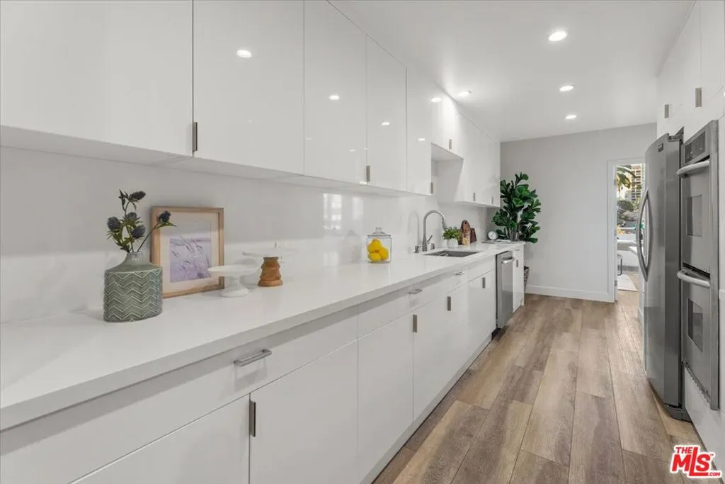 1333 S Beverly Glen Boulevard 405, Los Angeles, California 90024 home-pic-7