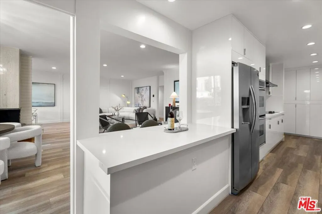 1333 S Beverly Glen Boulevard 405, Los Angeles, California 90024 home-pic-9