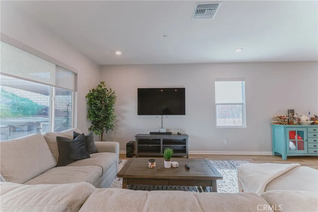 7552 Honeybell Court, Riverside, California 92507 home-pic-8