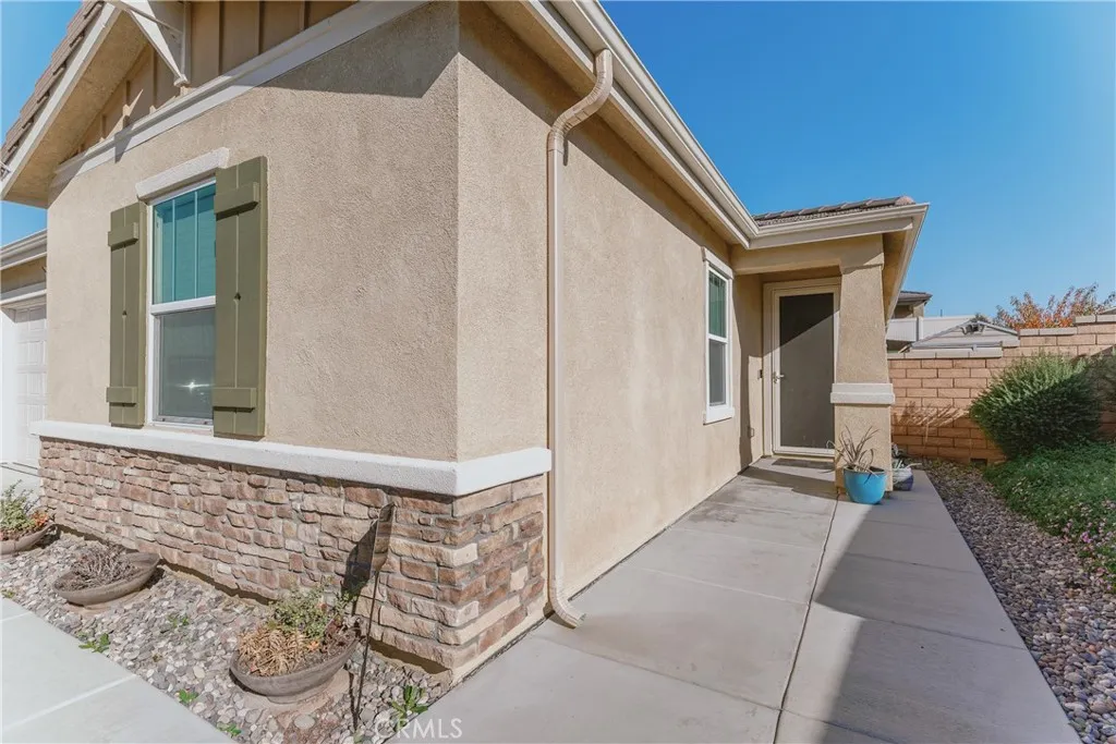 7552 Honeybell Court, Riverside, California 92507 home-pic-2