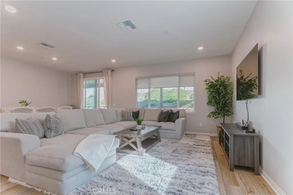 7552 Honeybell Court, Riverside, California 92507 home-pic-10