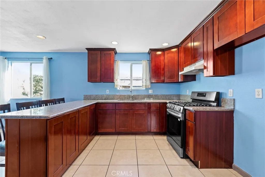 758 E 76th Pl Place, Los Angeles, California 90001 home-pic-16
