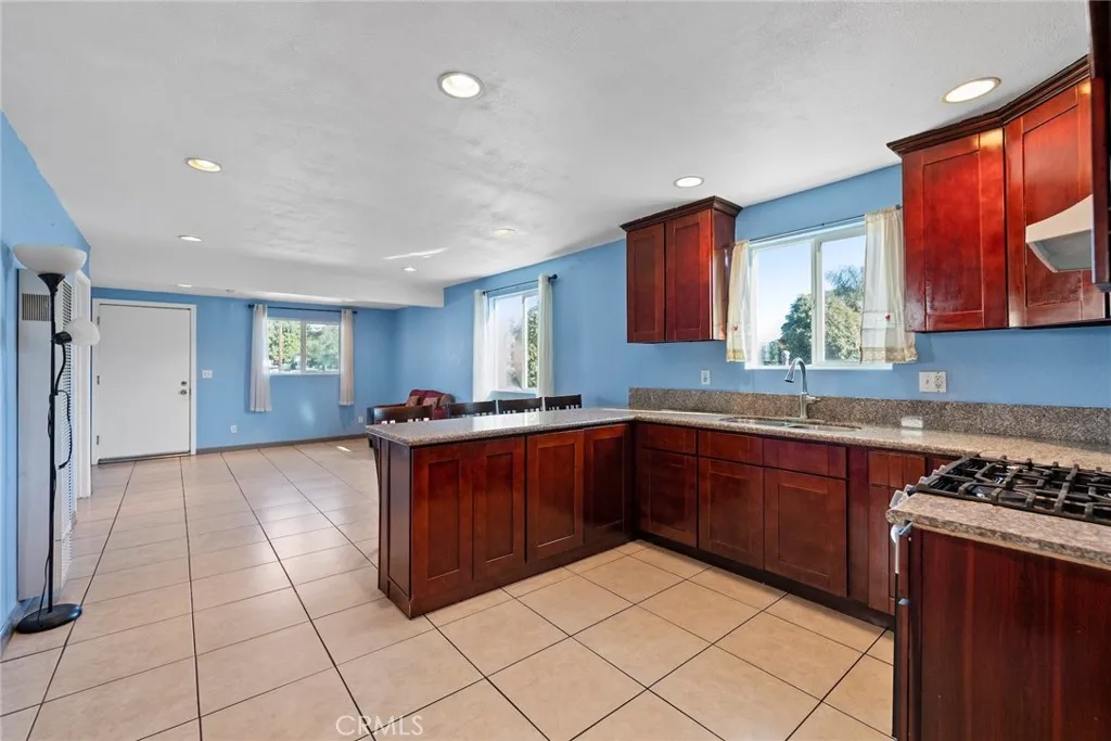 758 E 76th Pl Place, Los Angeles, California 90001 home-pic-13