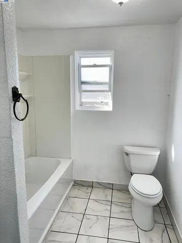 Main House Share Bathroom