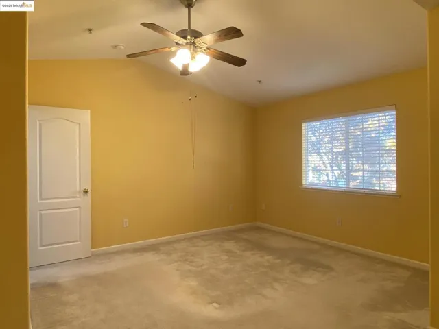 vaulted ceiling, and ceiling fan