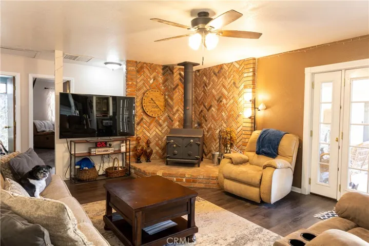 family room w fireplace