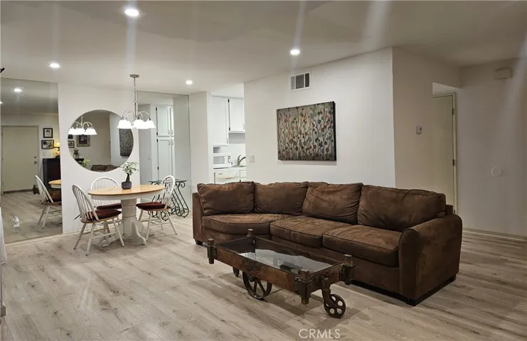 Livingroom dining area