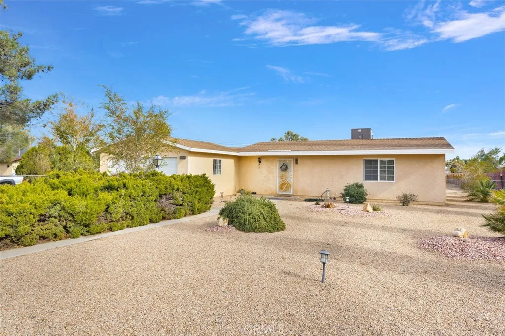 11121 Oakwood, Hesperia, California 92345 home-pic-1