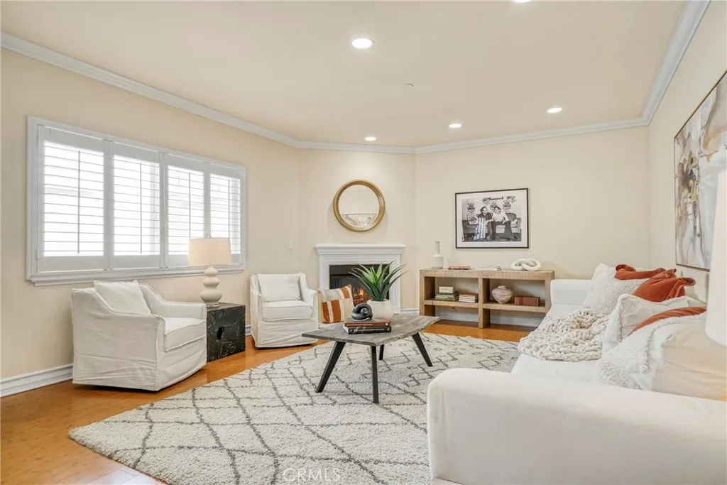 11923 Darlington Avenue 302, Los Angeles, California 90049 home-pic-1