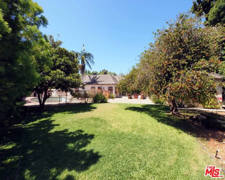 742 Schumacher Drive, Los Angeles, California 90048 home-pic-5