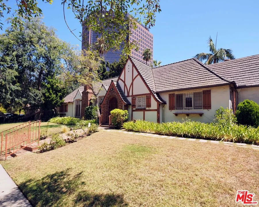 742 Schumacher Drive, Los Angeles, California 90048 home-pic-0