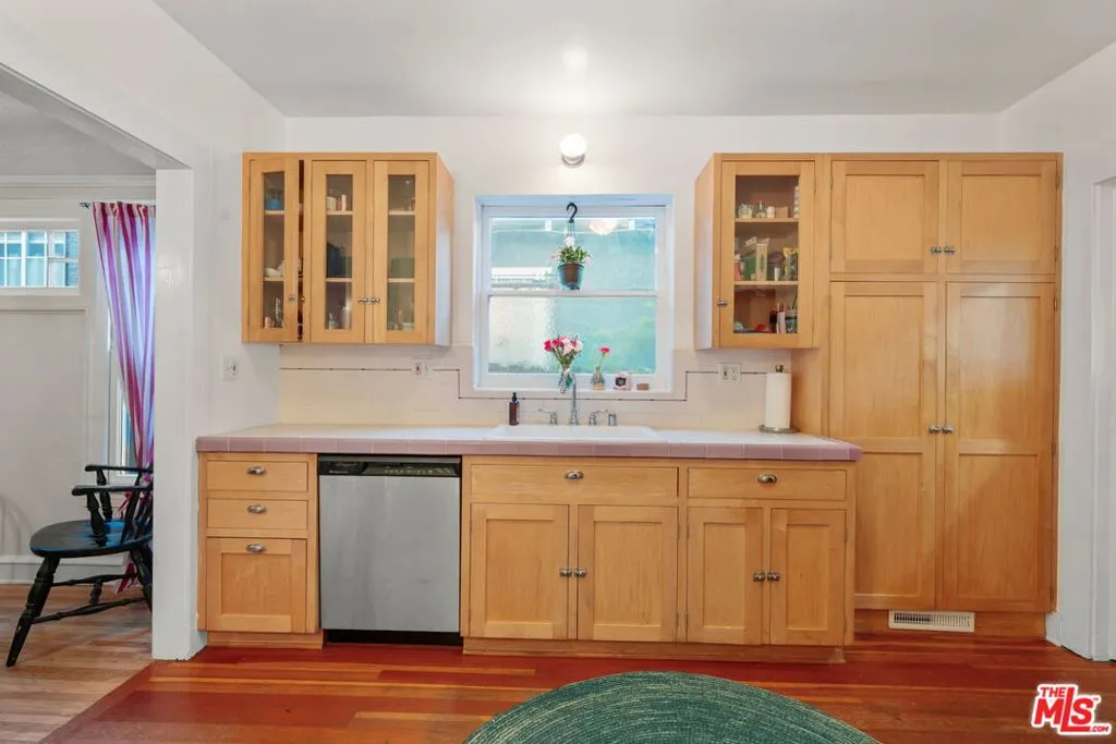 646 N Dillon Street, Los Angeles, California 90026 home-pic-16