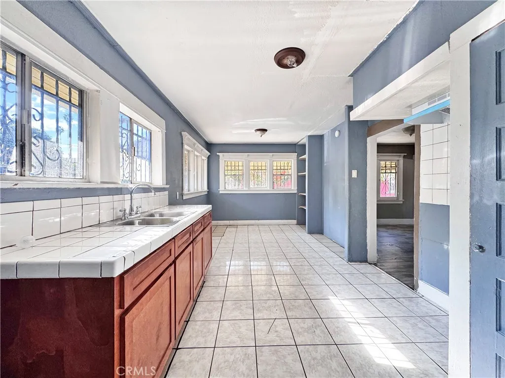 614 W 60th Street, Los Angeles, California 90044 home-pic-3