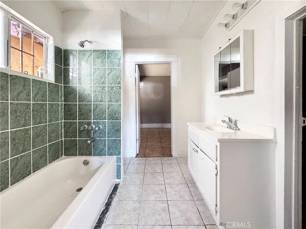 614 W 60th Street, Los Angeles, California 90044 home-pic-8