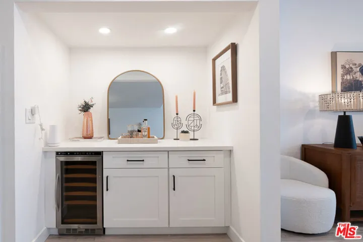 Bar area with Refrigerator