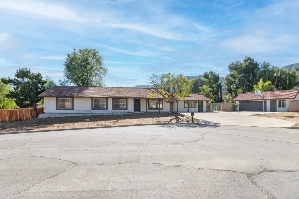 15175 Macias, Lake Elsinore, California 92530 home-pic-4