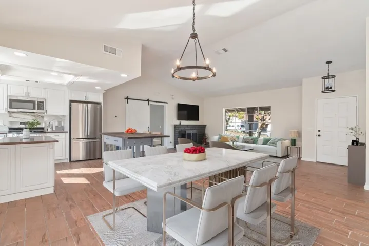 Spacious dining room-= Virtually spaged