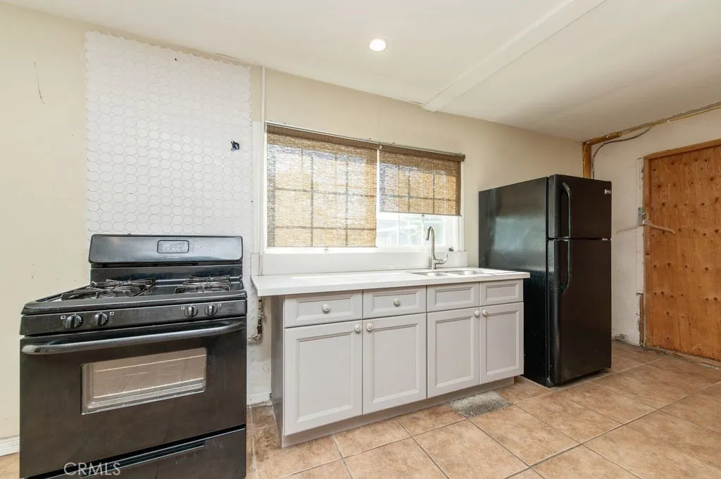922 N 4th Avenue, Upland, California 91786 home-pic-25