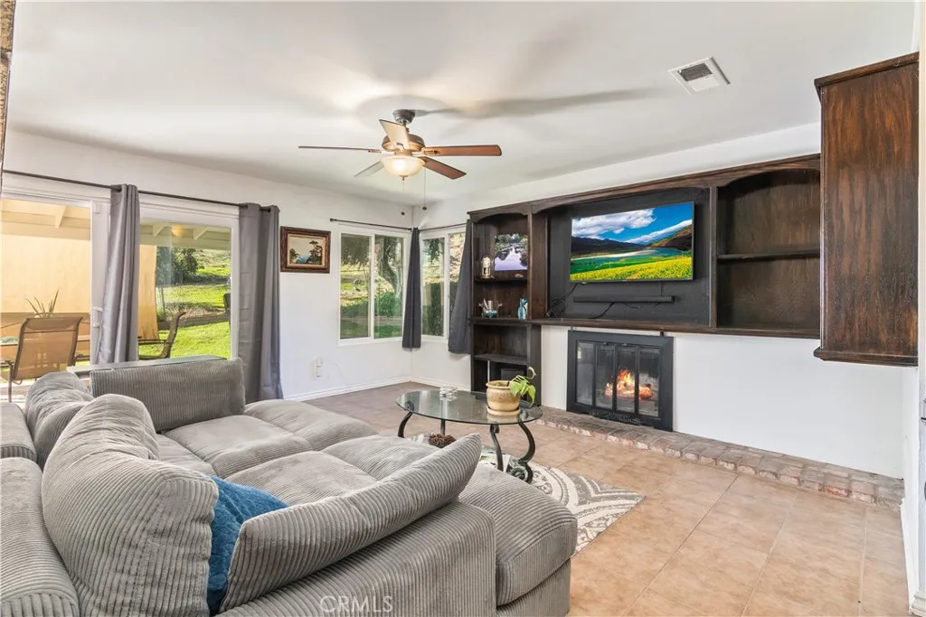 8303 Whispering Tree, Jurupa Valley, California 92509 home-pic-11