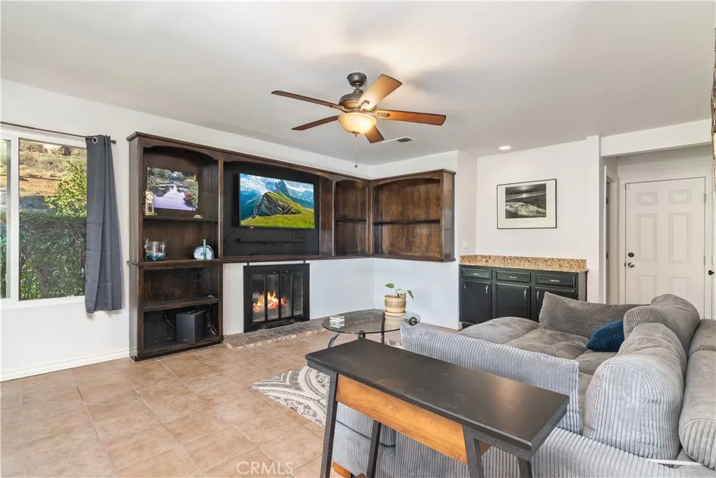 8303 Whispering Tree, Jurupa Valley, California 92509 home-pic-14