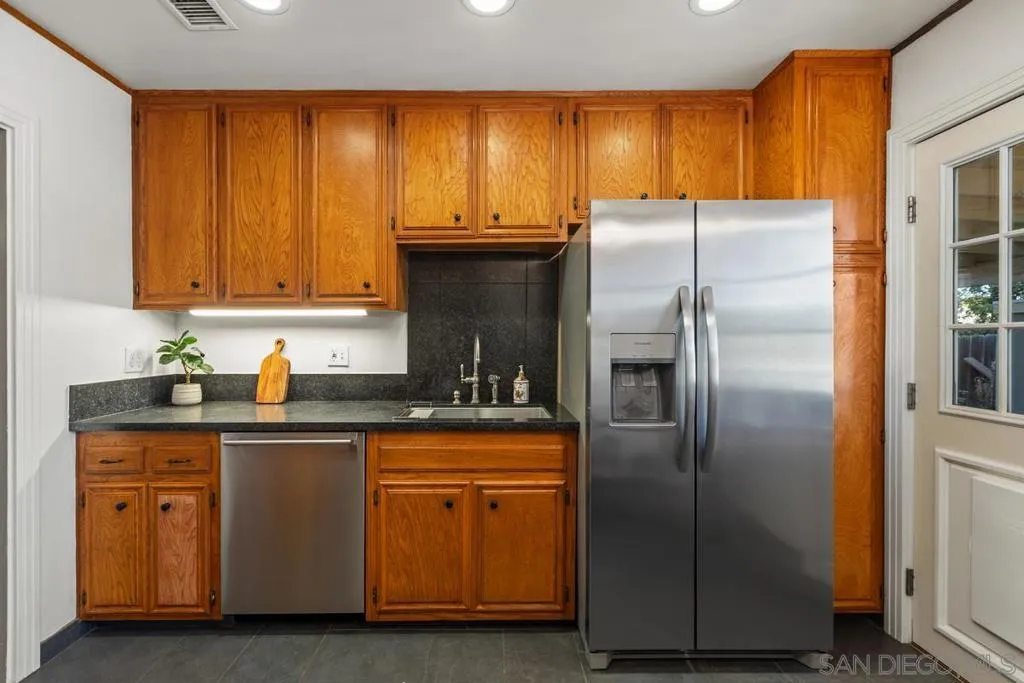 2707 Sweetwater Rd, Spring Valley, California 91977 home-pic-11