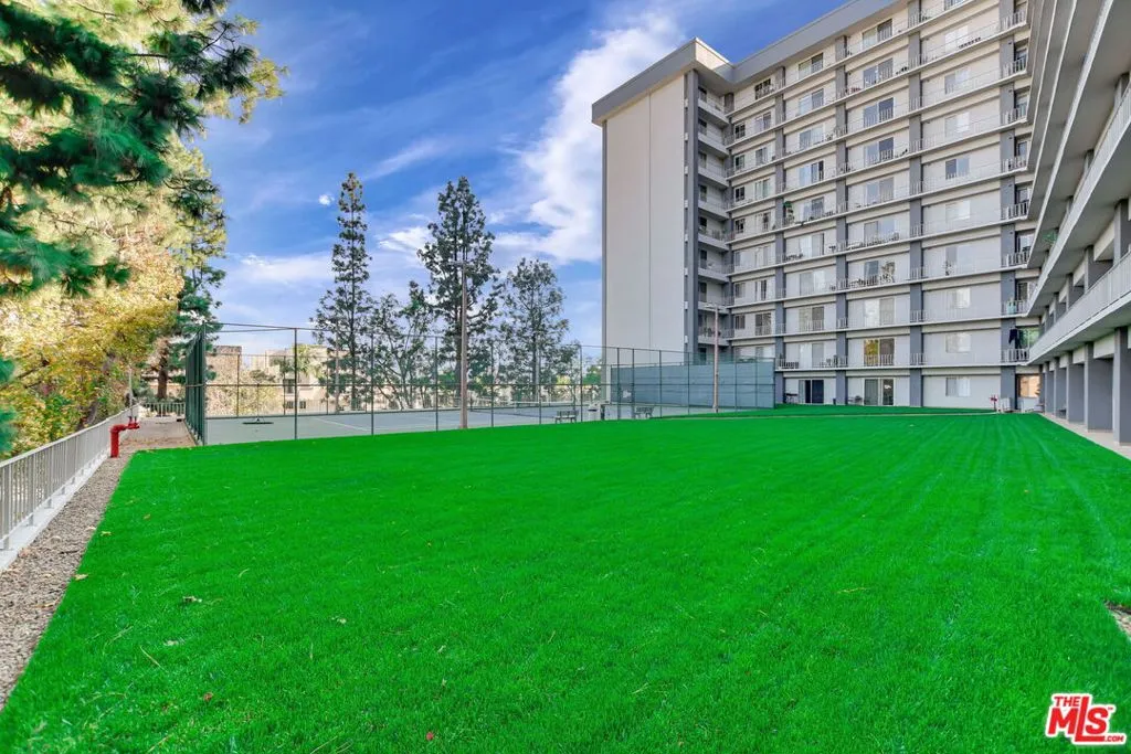 100 S Doheny Drive 705, Los Angeles, California 90048 home-pic-37