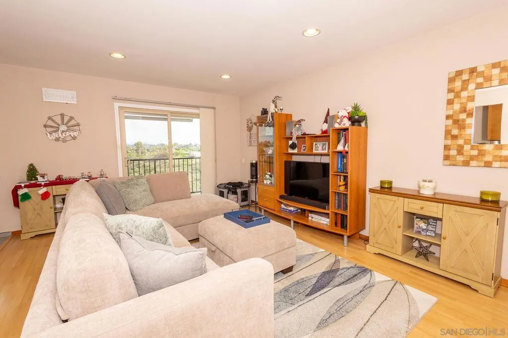 3085 Cowley Way 33, San Diego, California 92117 home-pic-9