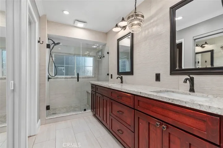Dual sinks in master bathroom