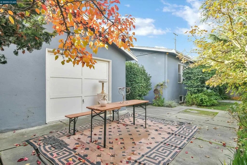 2437 Alhambra Ave, Martinez, California 94553 home-pic-5